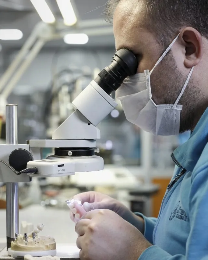 Teknisyen mikroskop altında kontrol yapıyor